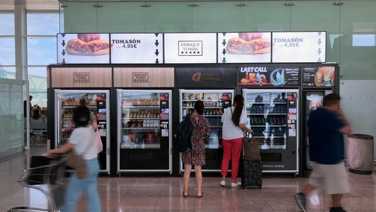 ENRIQUE TOMAS Barcelona Airport nsign.tv